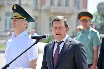 Знамя – в руки приставов