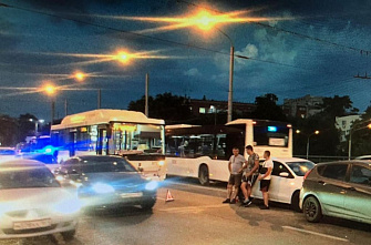 В Ростове автобус №71 попал в ДТП, пострадали два человека