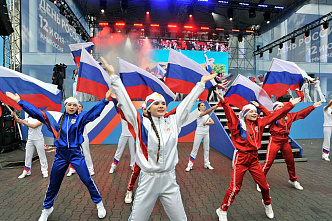 Зрителей и участников гала-концерта в честь Дня России в Ростове плохая погода не испугала