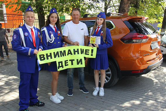 В Матвеевом Кургане водителям вручили ленты с надписью «Движение с уважением»