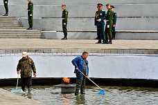 08 05 2025 Сотни ростовчан возложили цветы к Вечному огню на Театральной площади 