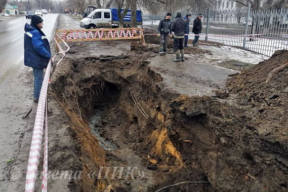 Доступ к каменской ЦГБ перекрыли из-за порыва канализации