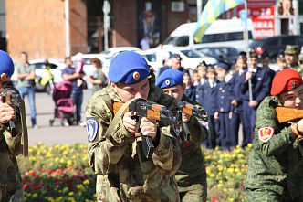 Юные ростовчане получили право носить береты кремлевского полка