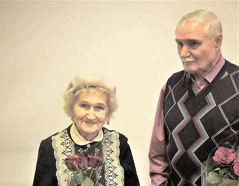 Председатель Ростовской региональной организации Российского союза ветеранов генерал-майор Владимир Чернобылов вручил Анне Феодосьевне учрежденную РСВ награду - орден Доблести. Она отмечена за заслуги в ветеранском движении.