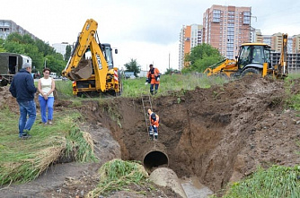 Коммунальную аварию на ул. Орбитальной обещают устранить к утру 24 сентября