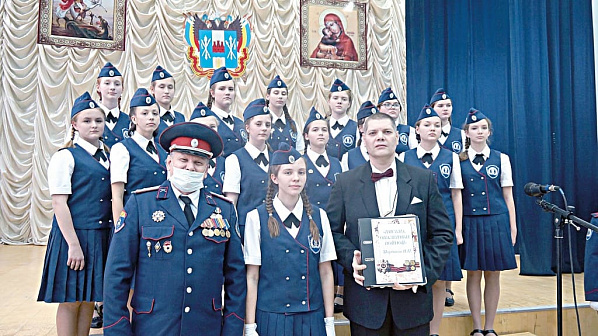 Директор Белокалитвинского Матвея Платова казачьего кадетского корпуса Владимир ДИДЕНКО только что передал бесценую реликвию внуку фронтовика Андрею МОРДАСОВУ. Фото на память с хоровой группой воспитанниц Мариинской гимназии. Директор Белокалитвинского Матвея Платова казачьего кадетского корпуса Владимир ДИДЕНКО только что передал бесценую реликвию внуку фронтовика Андрею МОРДАСОВУ. Фото на память с хоровой группой воспитанниц Мариинской гимназии.