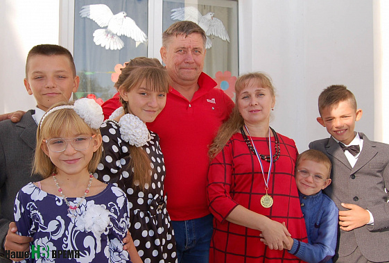 В многодетной семье Светланы и Александра Клюшиных ее личный состав никогда не делят на своих и приемных. В многодетной семье Светланы и Александра Клюшиных ее личный состав никогда не делят на своих и приемных.