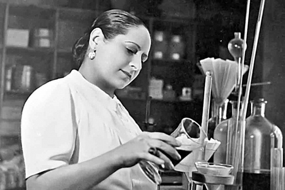 Хелена Рубинштейн - основательница знаменитой парфюмерно-косметической империи. Женщина, разделившая кожу на типы, придумавшая водостойкую тушь. По одной из версий также именно ей принадлежит пальма первенства по оформлению губной помады в тюбики.