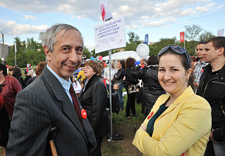 На поляне перед физфаком ЮФУ собрались те,  кто в разное время окончил университет