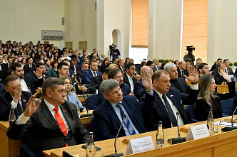 Городская дума Ростова приняла досрочную отставку градоначальника Алексея Логвиненко