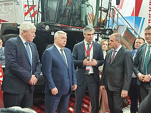 Новая техника Ростсельмаш помогает решать кадровые проблемы села