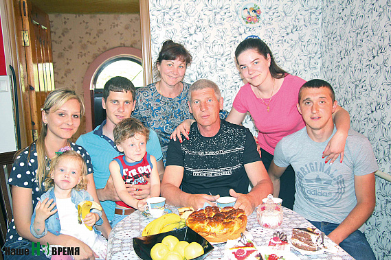 На снимке (слева направо): Анастасия с дочкой Маргаритой, Дмитрий с сыном Егором, Анна Николаевна и Александр Алексеевич, Ирина с супругом Владиславом.