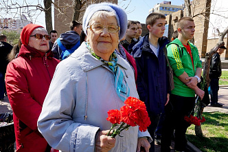 Через века, через года помните!