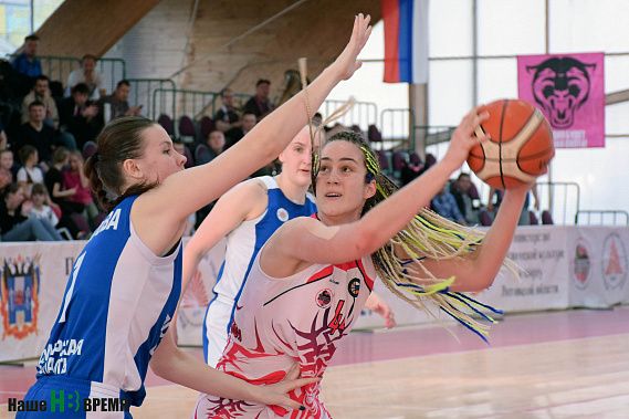 С мячом игрок «Ростов-Дон-ЮФУ» Екатерина ОСИНОВА.