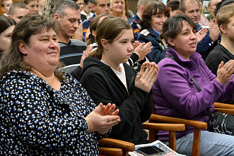 Зал приветствовал каждое выступление громкими аплодисментами. 