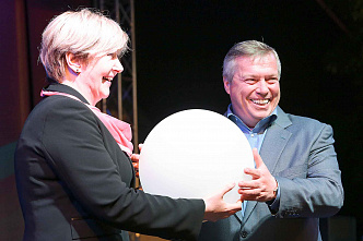 На поляне перед физфаком ЮФУ собрались те,  кто в разное время окончил университет