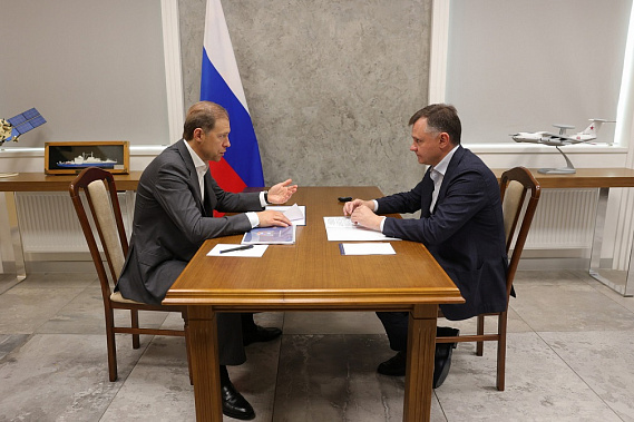 Во время встречи Д. Мантурова с Ю. Слюсарем. Источник фото: правительство Ростовской области.