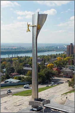 Стелу «Освободителям Ростова» на Театральной площади лишают статуса охраняемого памятника