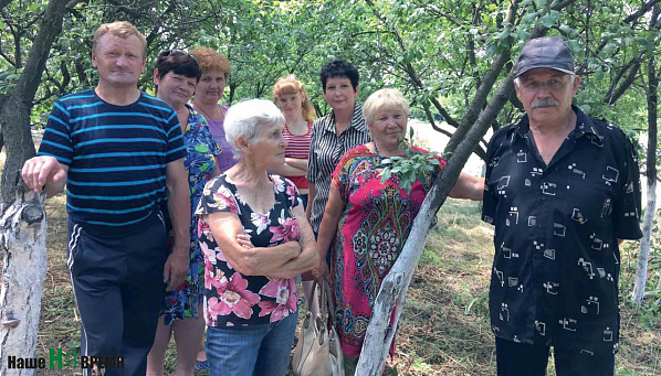 На встречу с журналистами «НВ» рассказать о проблемах своего хутора  пришли самые неравнодушные наши подписчики. Анна Кавецкая (в центре) дозвонилась даже на прямую линию с президентом.