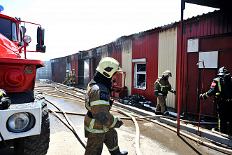 Прокуратура выясняет причину пожара, а предприниматели подсчитывают убытки