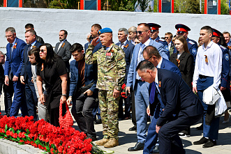 07 05 2026 В Ростове возложили гирлянду Славы к мемориалу защитников города в ВОВ