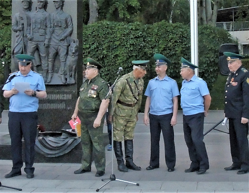 А на плечах у них зеленые погоны...