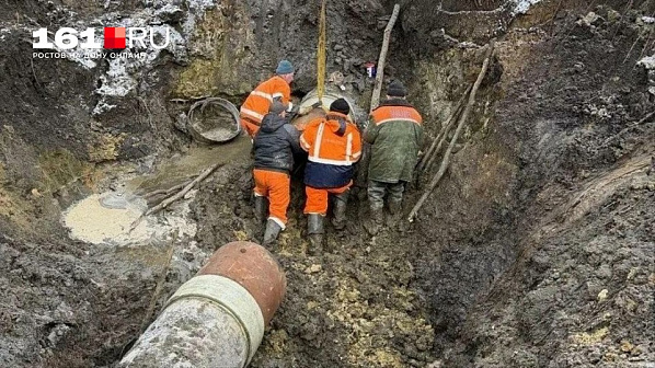 На месте аварии установили железную вставку. Источник фото: 161.ru.