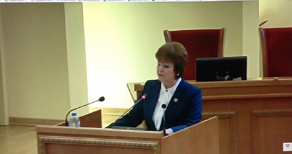 С докладом о проекте нового областного бюджета выступает заместитель губернатора области - министр финансов Л. Федотова. 