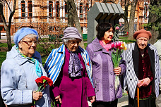 Через века, через года помните!