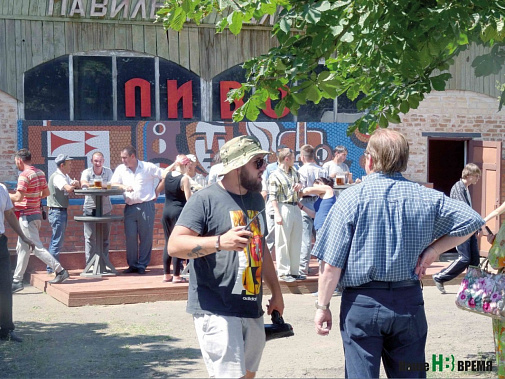В качестве декорации в городе построили павильон «Пиво – воды».