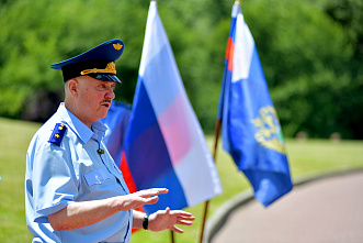 22 06 2026 Они возложили живые цветы и венки к  Кумженскому мемориалу в Ростове.