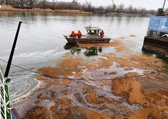 Проводится обработка попавших в Дон загрязнений специальными сорбентами. Источник фото: минприроды Ростовской области.