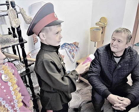 Главу администрации Кутейниковского сельского поселения Александра Петровича ЩУКУ юные журналисты расспрашивали о православии. Главу администрации Кутейниковского сельского поселения Александра Петровича ЩУКУ юные журналисты расспрашивали о православии.