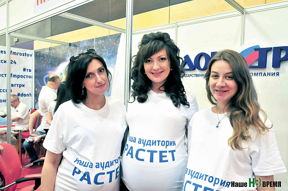 Ангелина Галич, Марина Капрелова, корреспондент программы донских телевестей, и  ведущая радиопрограмм «Разбудильник» и «Тихий час» Анастасия Щёголь.