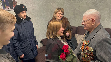 Фронтового разведчика из Шахт Алексея Ларионова поздравили с двойным праздником
