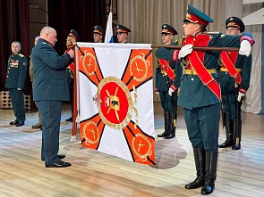  Гвардейскому артполку вручена георгиевская знаменная лента