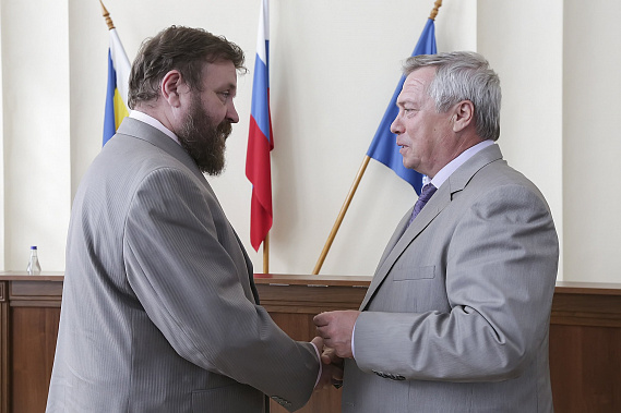 Азовчане получают  медали. Некоторые по две...