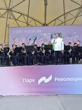 Детско-юношеский духовой оркестр "Варяг" дал концерт в парке Революции в Ростове