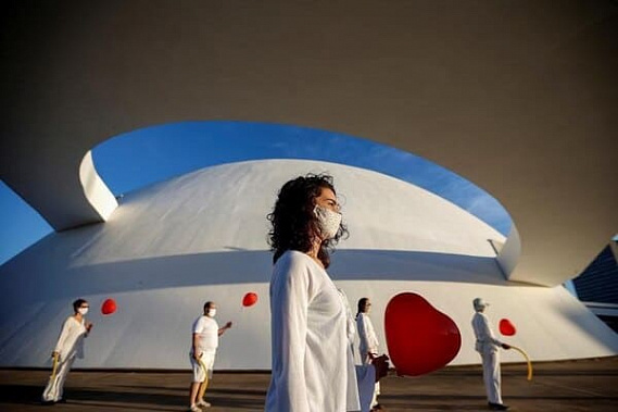 Бразильские артисты во время выступления взяли красные шары в память погибших от коронавируса