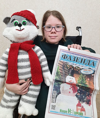 На фото Елизавета Козлова с вывязанным ею котом Матроскиным. Такой подарок рукодельница приготовила к маминому дню рождения...