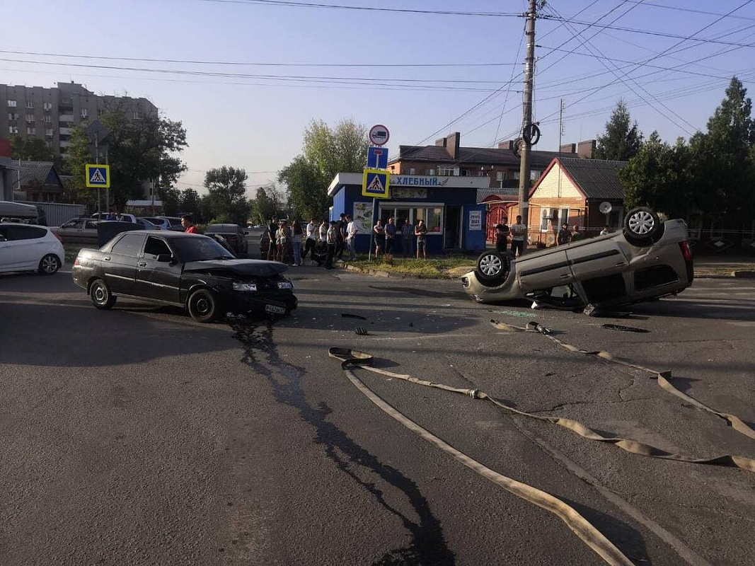 Фото с места аварии предоставлено отделом пропаганды УГИБДД по РО