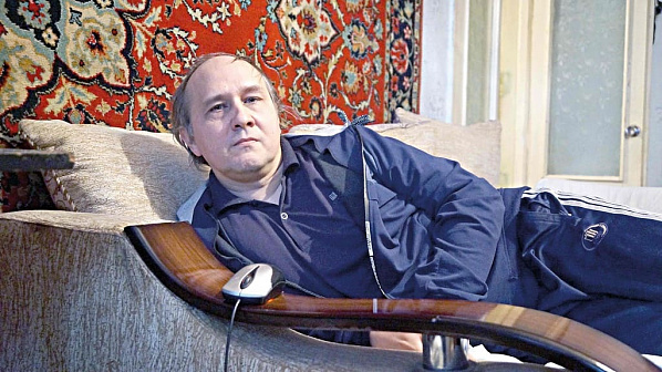 Долго находиться в вертикальном положении Дмитрий пока не может, но в выданном ему заключении областного бюро медико-социальной экспертизы указана третья, рабочая группа инвалидности... Долго находиться в вертикальном положении Дмитрий пока не может, но в выданном ему заключении областного бюро медико-социальной экспертизы указана третья, рабочая группа инвалидности...