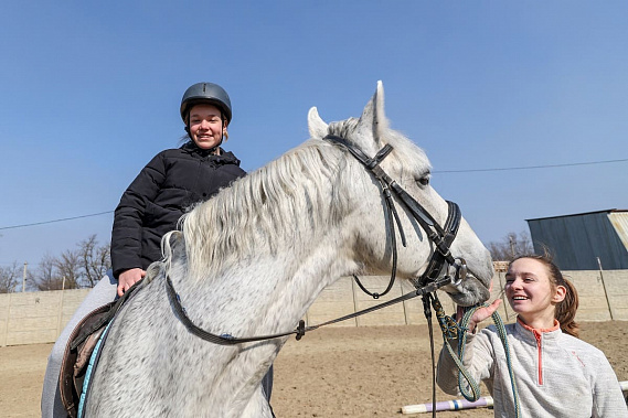 В Таганроге провели иппотерапию для детей из Донбасса