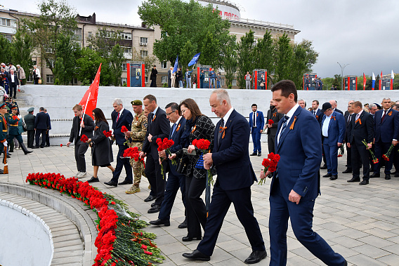 Сотни ростовчан возложили цветы к Вечному огню на Театральной площади 
