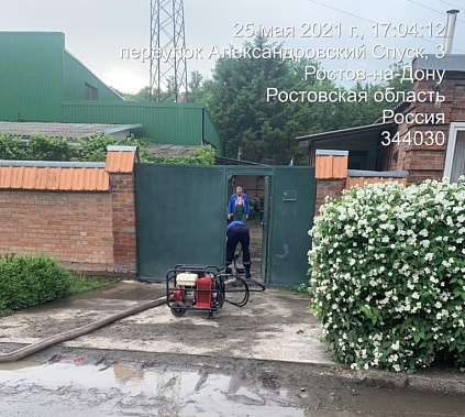 В Ростове после ливня из домовладений откачали воду