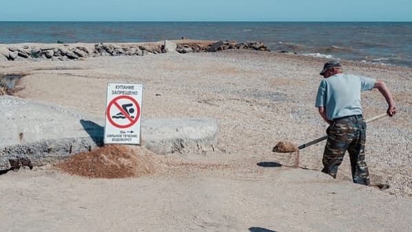 Запрещающие купание знаки действительно можно увидеть на пляжах, но исключительно в районах сильного течения или вблизи водных объектов, например, бетонных плит для укрепления берега.