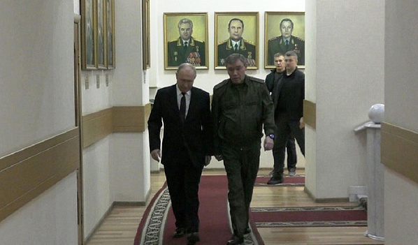 Президент В. Путин и начальник Генштаба В. Герасимов в штабе группировки сил СВО в Ростове. Источник фото: РИА 