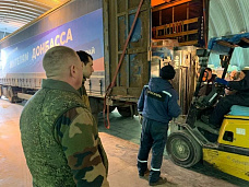 Гуманитарную помощь из России после фасовки грузили в фуры и направляли на Донбасс и в Херсон
