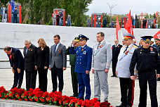 08 05 2025 Сотни ростовчан возложили цветы к Вечному огню на Театральной площади 
