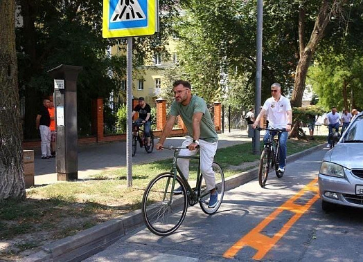 Ростовский сити-менеджер протестировал велодорожку на Пушкинской